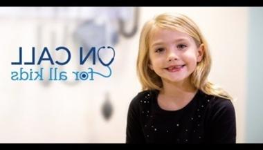 在约翰霍普金斯儿童医院，一个女孩微笑着为所有孩子随时待命